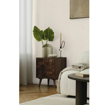 Cameră decorativă cu dulap din lemn, plantă, lumânare și canapea