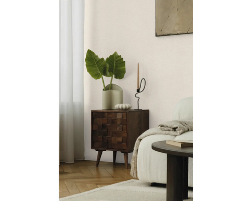 Cameră decorativă cu dulap din lemn, plantă, lumânare și canapea