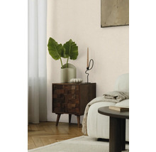 Cameră decorativă cu noptieră din lemn, plantă de apartament și suport pentru lumânări
