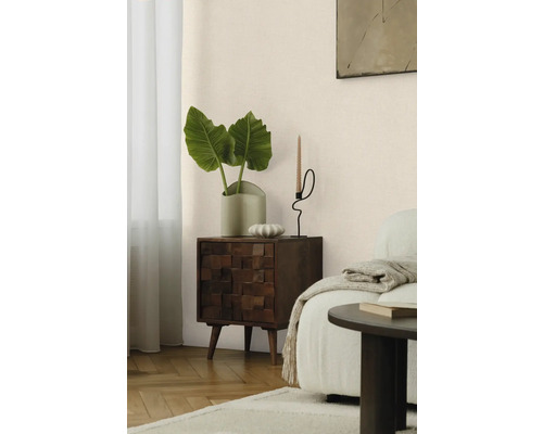 Cameră decorativă cu noptieră din lemn, plantă de apartament și suport pentru lumânări