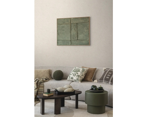 Living cu canapea, perne, masă și decorațiuni de perete pentru un interior stilat