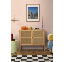 Living cu comodă din ratan, operă de artă și accesorii decorative pentru un interior elegant