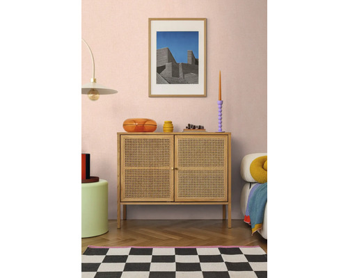 Living cu comodă din ratan, operă de artă și accesorii decorative pentru un interior elegant