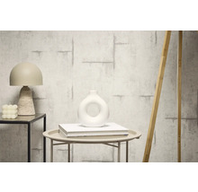 Amenajare interioară decorativă cu tapet cu aspect de beton, lampă de masă și vază