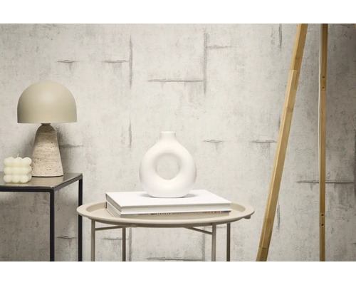Amenajare interioară decorativă cu tapet cu aspect de beton, lampă de masă și vază