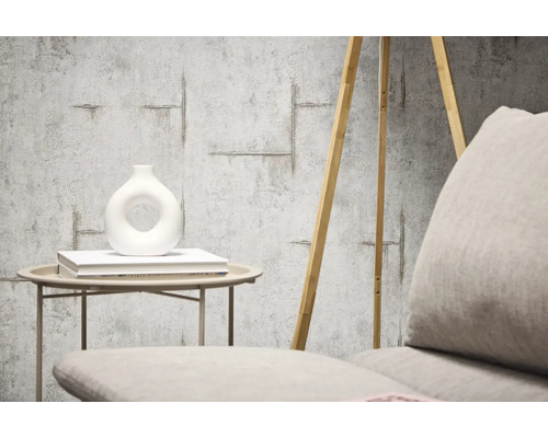 Tapetă decorativă cu aspect de beton și design de oțel de armare în camera de zi.