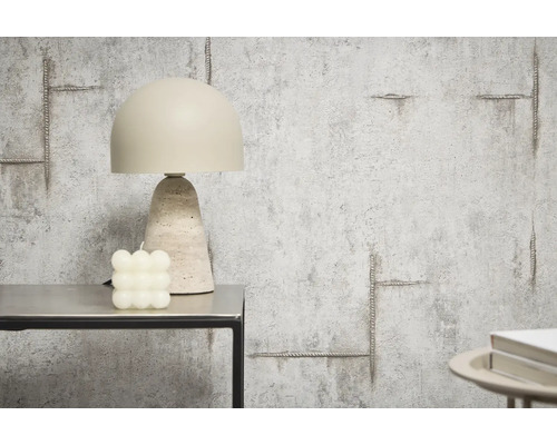 Lampă de masă decorativă lângă o lumânare cub pe o masă