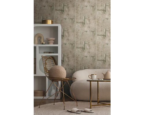 Cameră de zi decorativă cu tapet, raft, fotoliu și canapea pentru o atmosferă confortabilă
