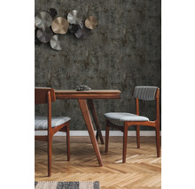 Masa de sufragerie cu scaune în fața unui tapet cu model și decorațiuni.