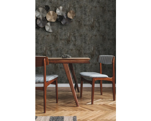 Masa de sufragerie cu scaune în fața unui tapet cu model și decorațiuni.