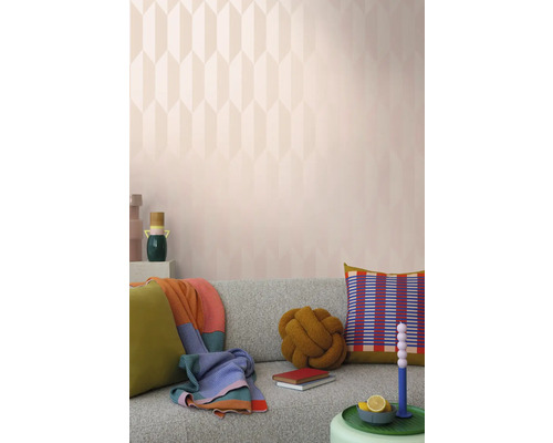 Cameră de zi cu tapet cu model, canapea și decorațiuni