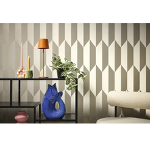Scenă de amenajare cu raft, decorațiuni și tapet cu model pentru o casă elegantă