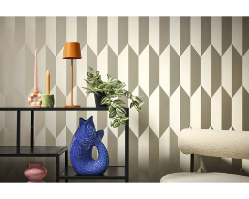 Scenă de amenajare cu raft, decorațiuni și tapet cu model pentru o casă elegantă
