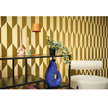 Cameră decorativă cu raft, lampă, lumânări, plantă, vază și scaun în fața unui tapet cu model