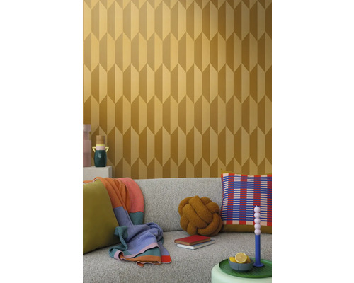 Scenă cu o canapea și un perete cu tapet geometric