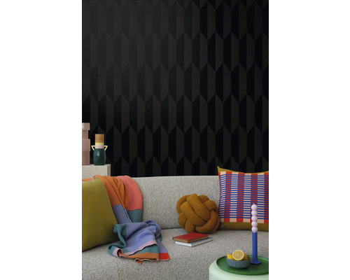 Sufragerie cu tapet negru cu model geometric și canapea