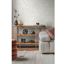 Cameră de zi cu raft, elemente decorative, canapea și tapet cu model