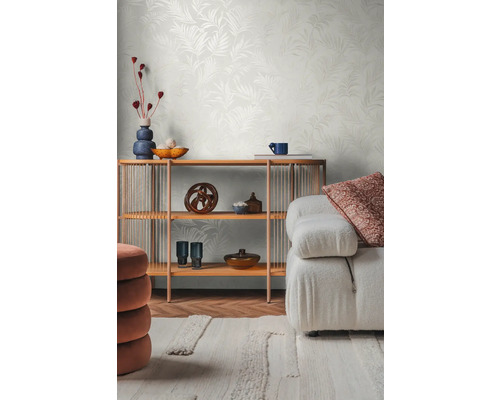 Cameră de zi cu raft, elemente decorative, canapea și tapet cu model