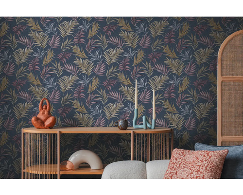 Scenă cu tapet închis la culoare cu model de frunze, masă și obiecte decorative