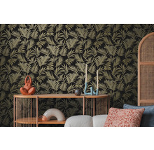 Aspect decorativ al camerei cu un tapet de perete cu motiv de frunze