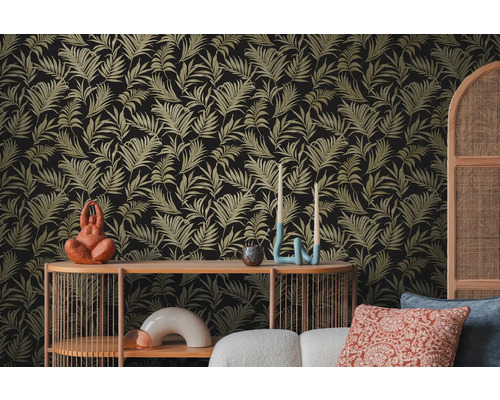 Aspect decorativ al camerei cu un tapet de perete cu motiv de frunze