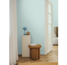 Interior cu măsuță laterală, lampă și decorațiuni pe un piedestal