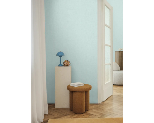 Interior cu măsuță laterală, lampă și decorațiuni pe un piedestal