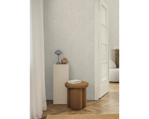 Cameră luminoasă cu tapet cu model, taburet și decorațiuni pentru un interior stilat.