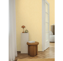 Interior cu elemente decorative, lampă, taburet și ușă albă