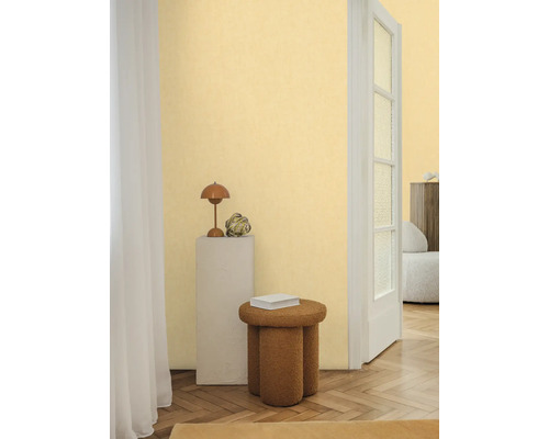 Interior cu elemente decorative, lampă, taburet și ușă albă