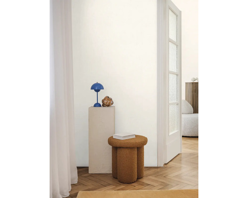 Interior cu taburet decorativ, lampă de masă și măsuță laterală