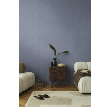 Cameră de zi decorativă cu mobilier texturat și tapet de perete.