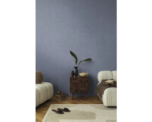 Cameră de zi decorativă cu mobilier texturat și tapet de perete.