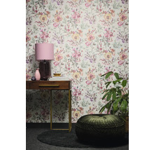 Cameră cu tapet floral, birou, lampă și pernă de scaun