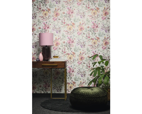 Cameră cu tapet floral, birou, lampă și pernă de scaun