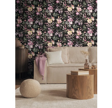 Living cu tapet floral, canapea, mese din lemn și covor