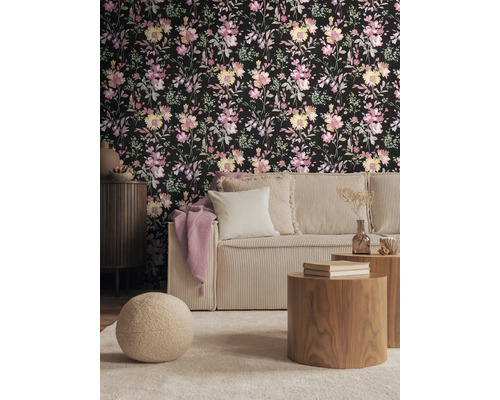 Living cu tapet floral, canapea, mese din lemn și covor