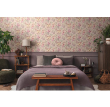 Dormitor cu tapet floral, pat și mobilier din lemn pentru o atmosferă primitoare.