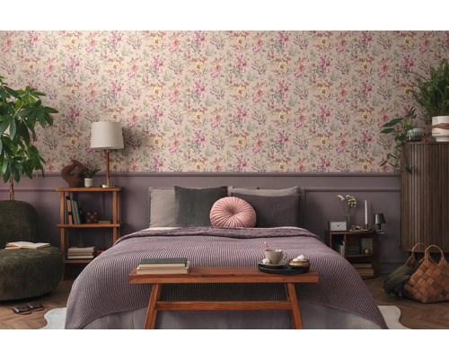Dormitor cu tapet floral, pat și mobilier din lemn pentru o atmosferă primitoare.