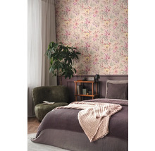 Dormitor cu tapet floral, fotoliu și pat