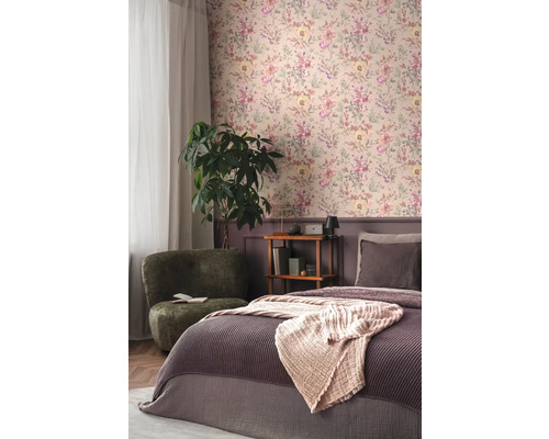 Dormitor cu tapet floral, fotoliu și pat