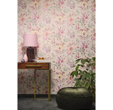 Cameră cu tapet floral, consolă, lampă, plantă de interior și pernă de șezut