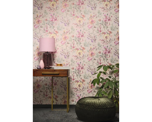 Cameră cu tapet floral, consolă, lampă, plantă de interior și pernă de șezut