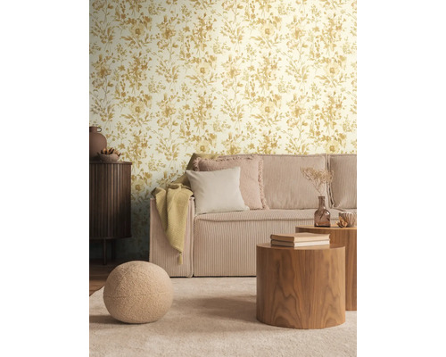 Living cu tapet cu motive florale, canapea de catifea cord, măsuță de cafea și covor pentru o atmosferă confortabilă