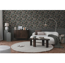 Cameră de zi cu tapet floral, canapea, covor și elemente din lemn pentru o atmosferă primitoare