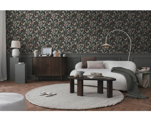 Cameră de zi cu tapet floral, canapea, covor și elemente din lemn pentru o atmosferă primitoare