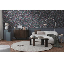 Living cu tapet cu model floral, canapea și mobilier