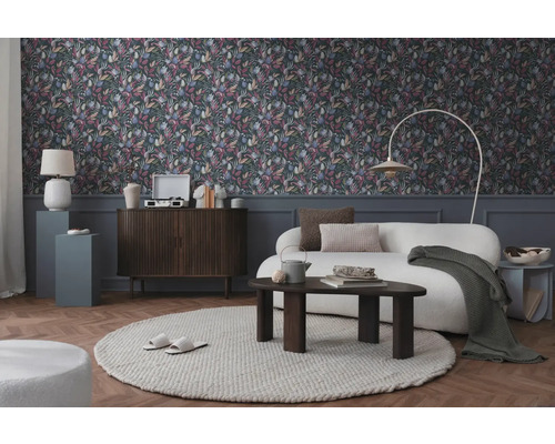 Living cu tapet cu model floral, canapea și mobilier