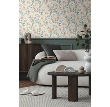 Living cu tapetă cu model floral, canapea și măsuță de cafea
