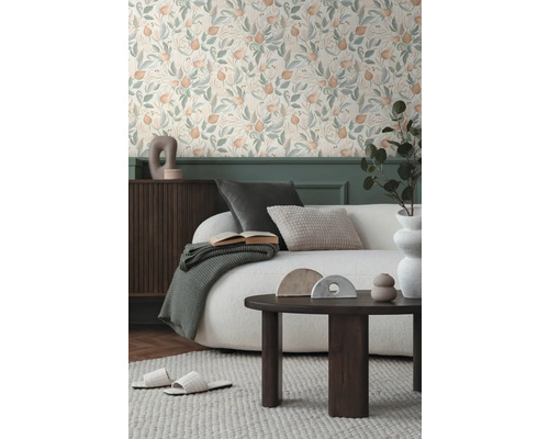 Living cu tapetă cu model floral, canapea și măsuță de cafea